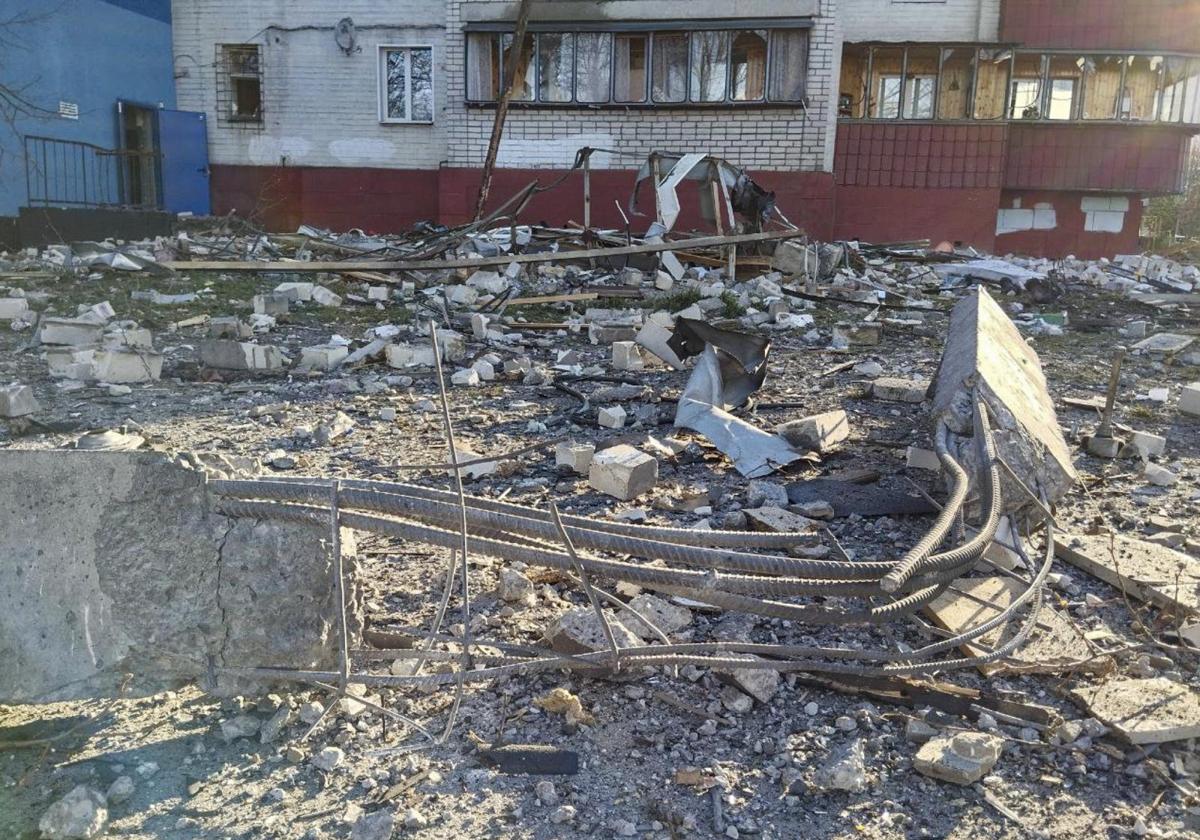 Restos de escombros junto a un edificio de apartamentos dañado tras un ataque de drones ucranianos en Kursk