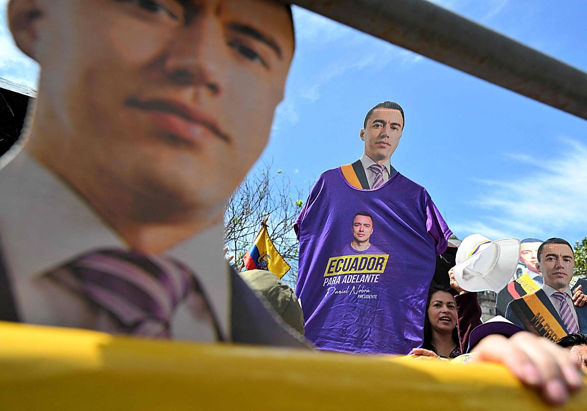 Partidarios del presidente ecuatoriano Daniel Noboa se reúnen frente al Palacio Presidencial de Carondelet durante la ceremonia de cambio de guardia