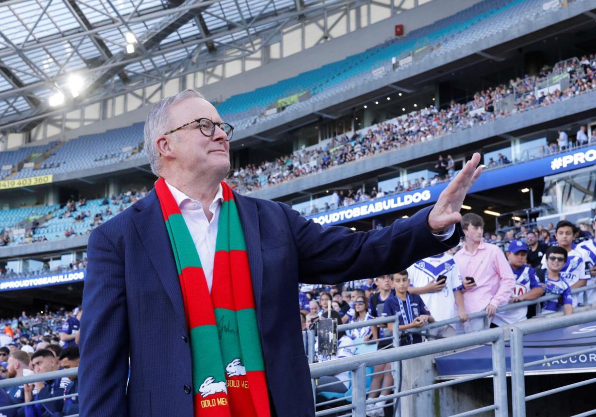 El primer ministro laborista, Anthony Albanese, asistiendo a un partido