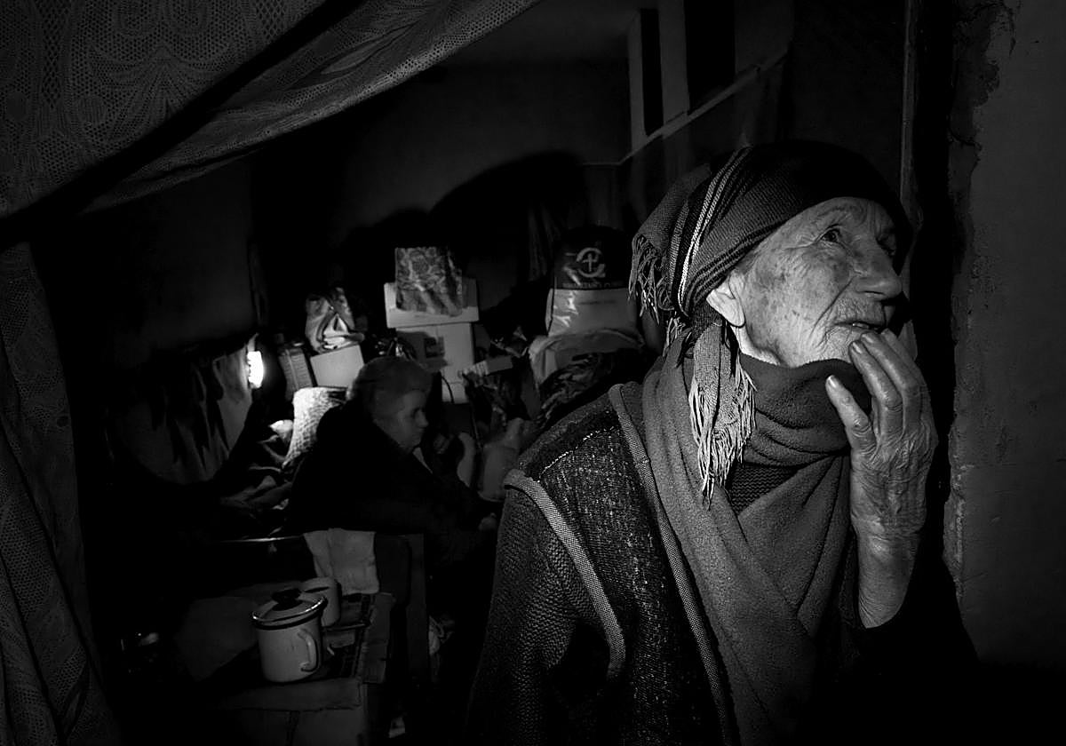 Dos ancianas se refugian en un hospital ucraniano durante los ataques rusos