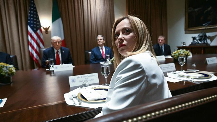 Giorgia Meloni se reúne con Donald Trump en la sala del gabinete de la Casa Blanca