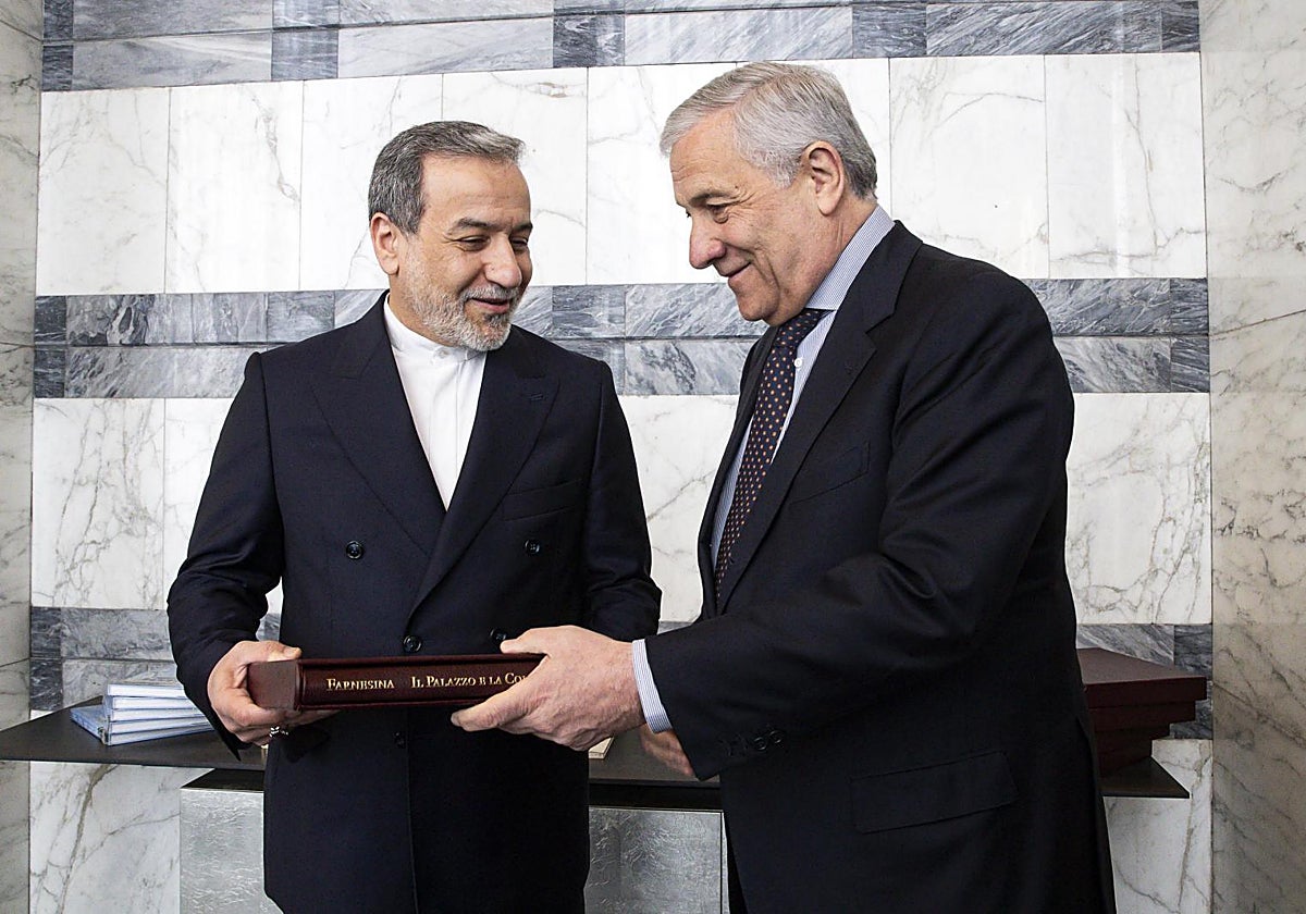 El ministro de Exteriores iraní, Abbas Araghchi, conversa con su homólogo italiano, Antonio Tajani, este sábado en Roma