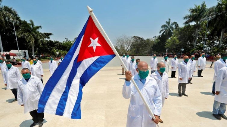 Cuba reconoce que retenía el pasaporte a los médicos de las misiones internacionales para que no huyeran