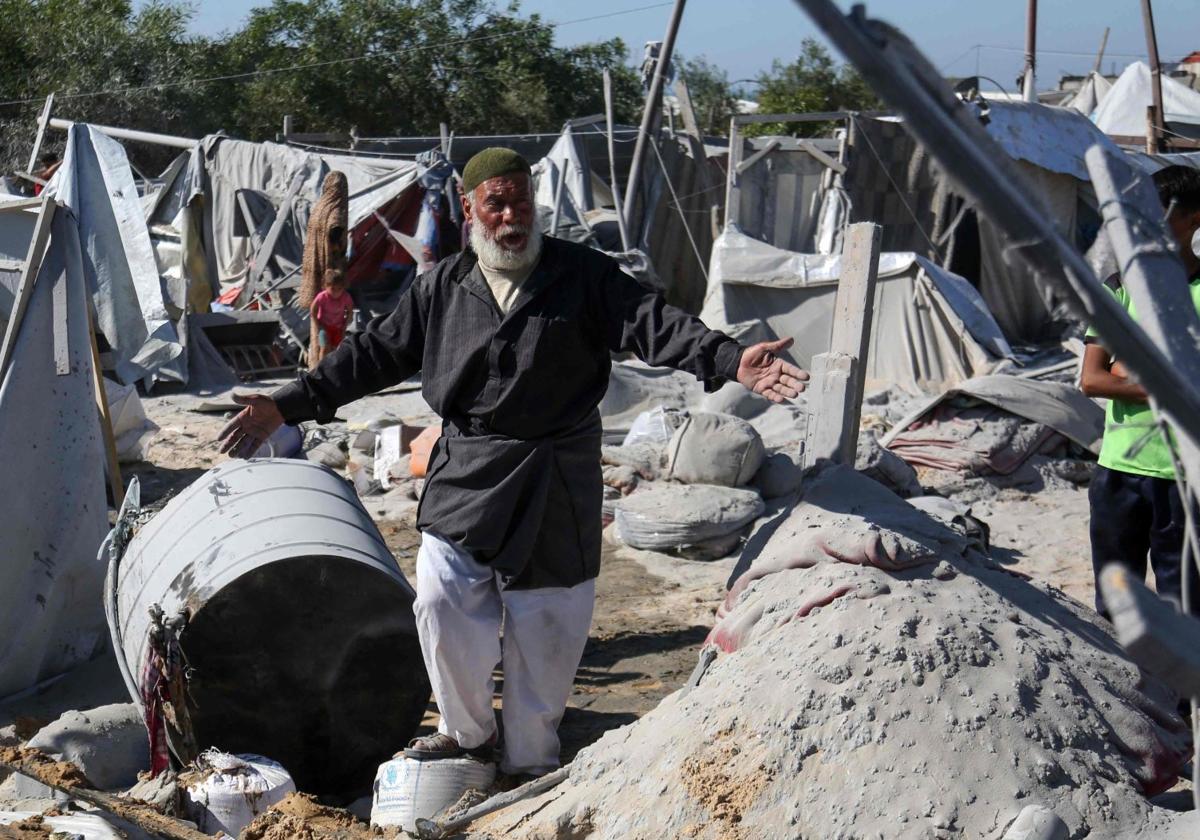 Un ataque israelí destruye un campo de desplazados palestinos en el sur de la franja de Gaza