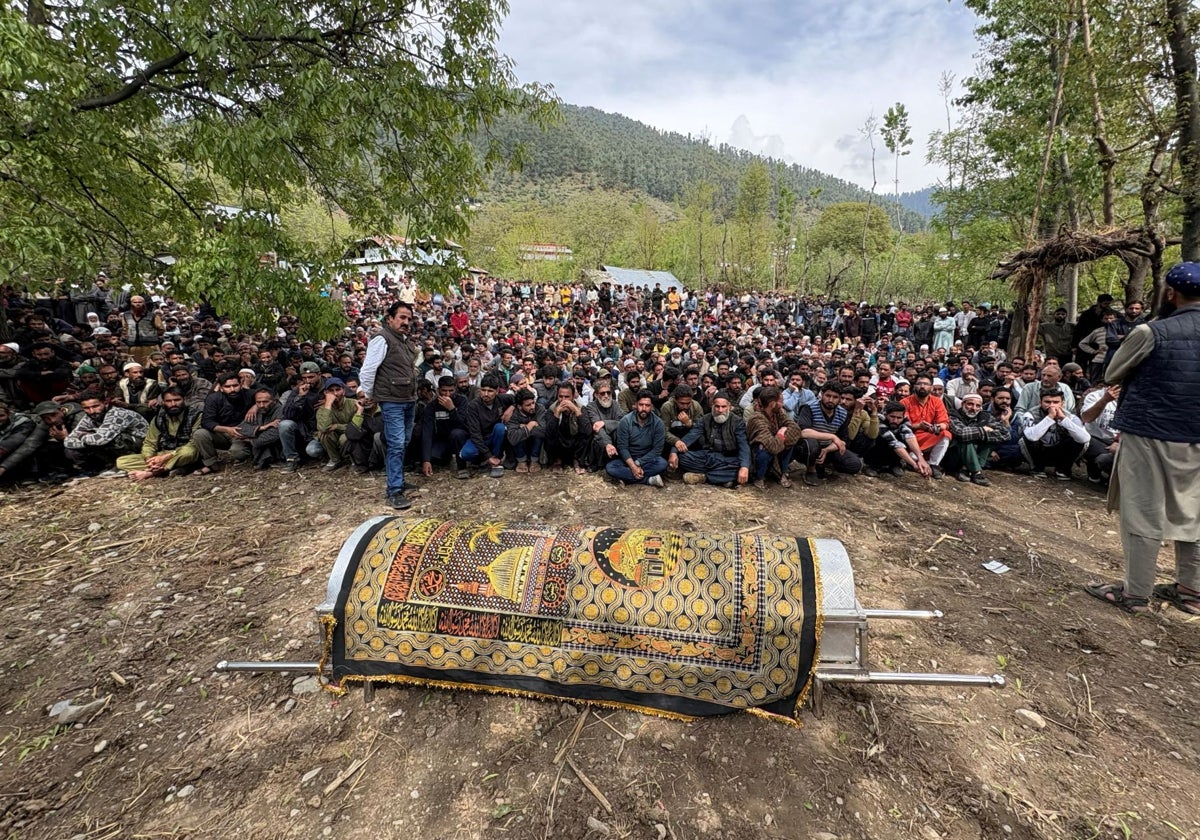 Residentes de Cachemira se sientan junto al ataúd de Adil Hussain Shah, asesinado en el atentado de Pahalgam