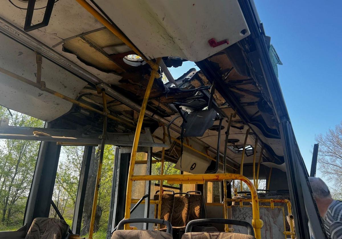 Autobús en el que viajaban las víctimas del ataque ruso con drones