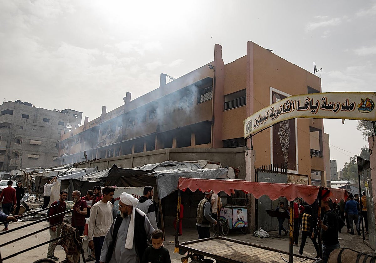 Palestinos inspeccionan los daños causados en la escuela de Yaffa tras un ataque aéreo israelí, al este de la ciudad de Gaza