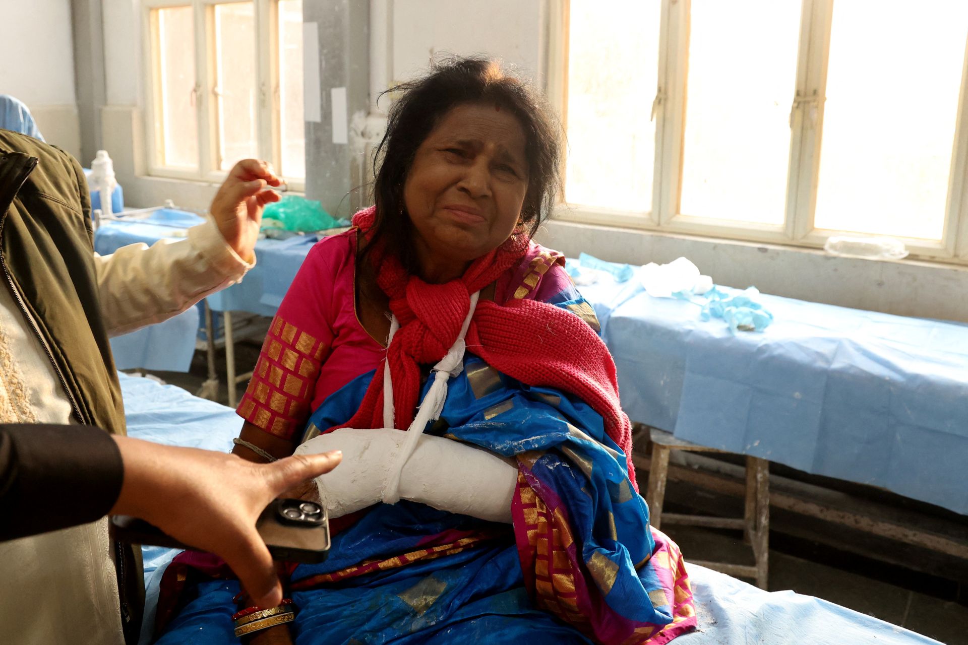 Una mujer herida recibe tratamiento en un hospital en Anantnag