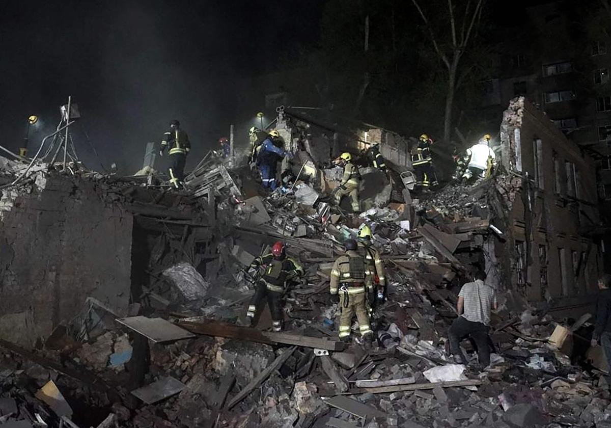 Equipos de rescate buscan supervivientes en las ruinas de un edificio residencial en Kiev