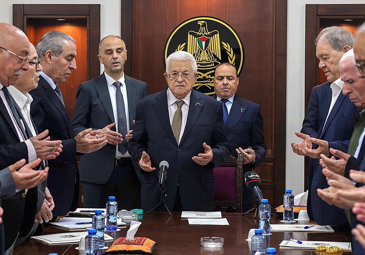 Mahmud Abbas (centro) dirigiendo las oraciones junto al secretario general de la Organización para la Liberación de Palestina (OLP), Hussein al-Sheikh