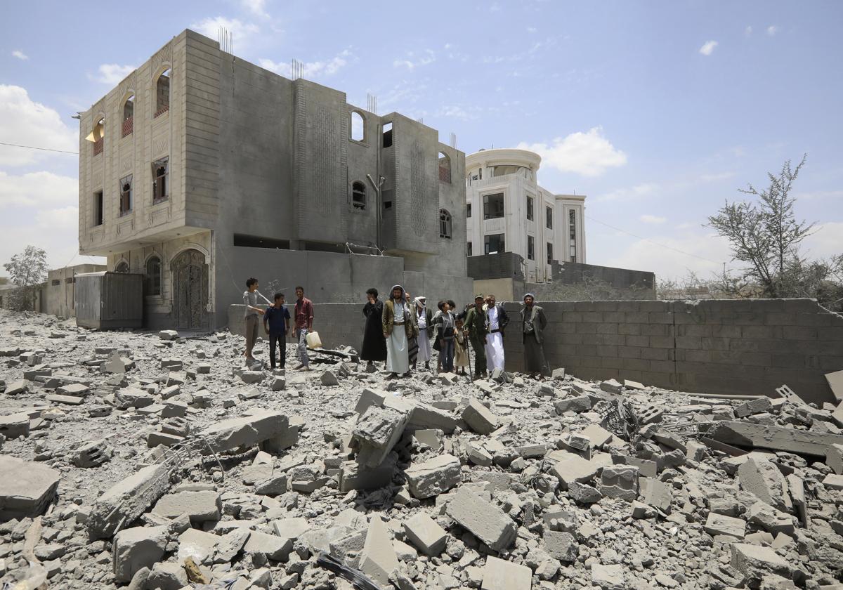 Yemenís inspeccionan los edificios dañados por el bombardeo