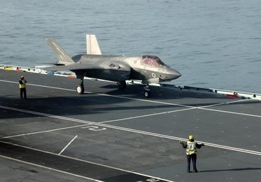 Un caza de EE.UU. se cae por la borda de un portaaviones que intentaba huir de un ataque hutí