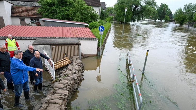 El canciller alemán, Olaf Scholz, visitando una zona inundada durante las riadas de Baviera en junio del año pasado