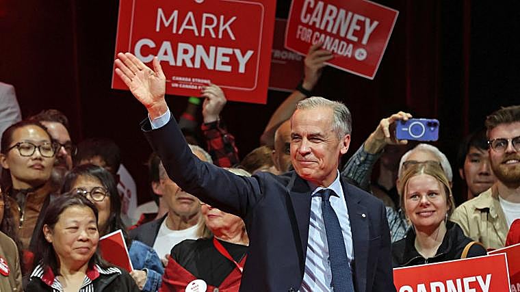 El ganador de las elecciones, Mark Carney, saluda a sus votantes en Ottawa (Canadá)
