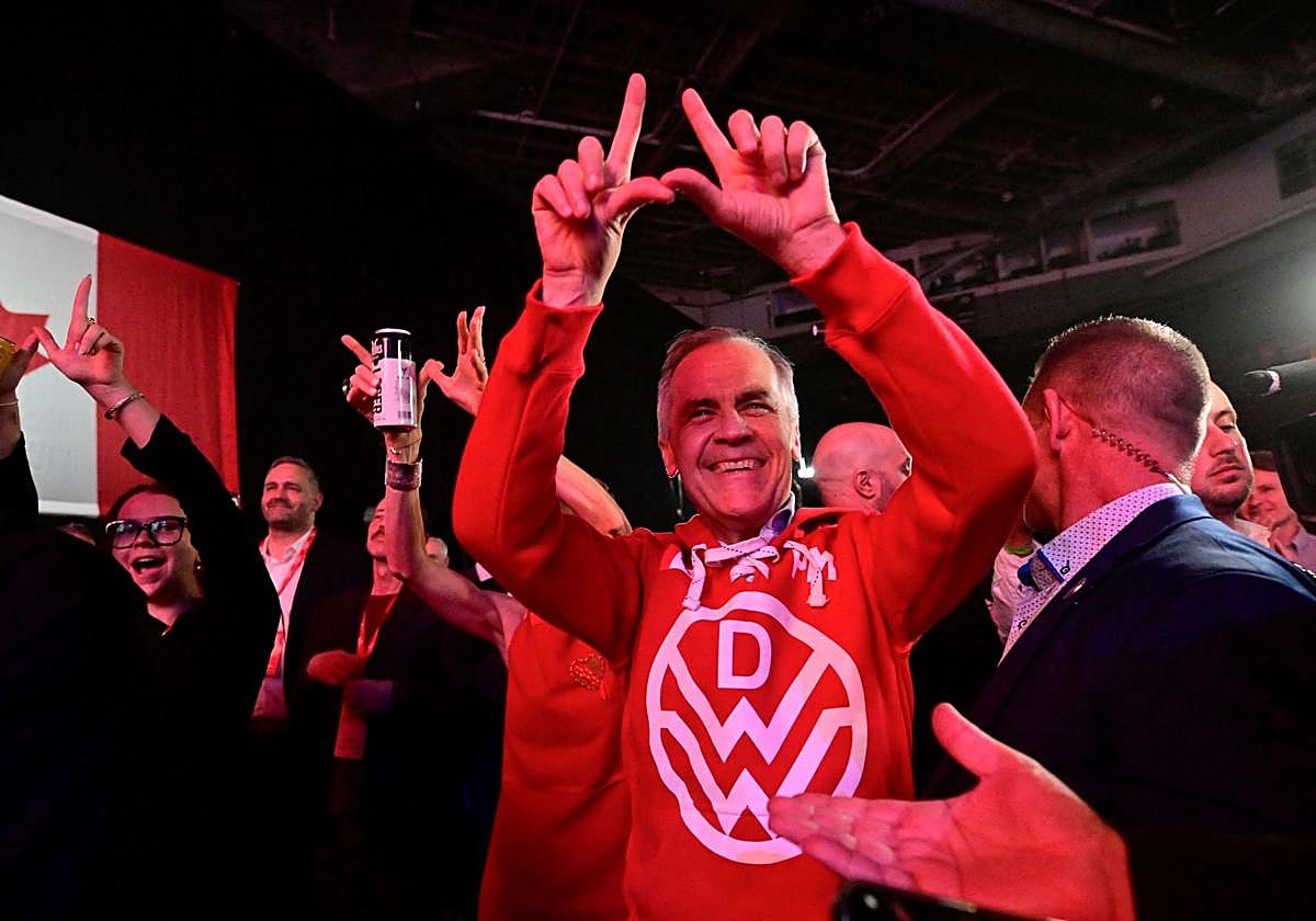 Mark Carney celebra su triunfo en las elecciones de este lunes