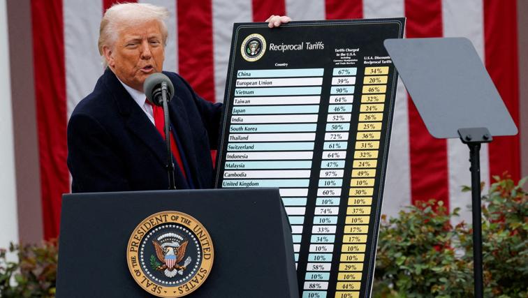 Trump muestra un panel con los nuevos aranceles el pasado abril en la Rosaleda de la Casa Blanca
