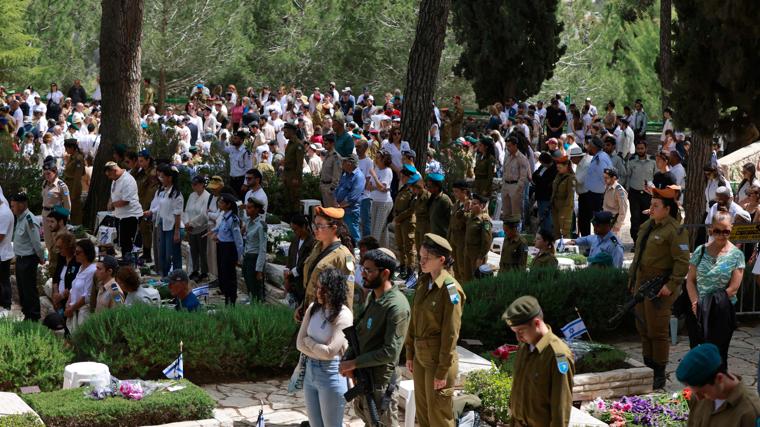 Soldados israelíes en silencio durante el Día de los Caídos