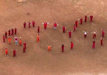Los inmigrantes del centro de detención de Texas piden auxilio a un dron formando un 'S.O.S.'