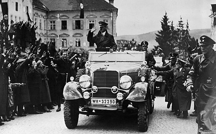 Imagen principal - Arriba, Adolf Hitler, a su paso por Braunau; fue la única vez que la visitó de manera oficial. Debajo, dos fotografías de Hitler en su infancia