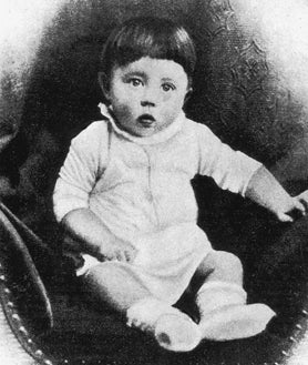 Imagen secundaria 2 - Arriba, Adolf Hitler, a su paso por Braunau; fue la única vez que la visitó de manera oficial. Debajo, dos fotografías de Hitler en su infancia