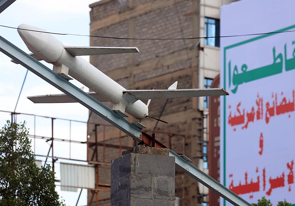 Los hutíes han prometido continuar los ataques contra barcos en el Mar Rojo en represalia a los bombardeos estadounidenses