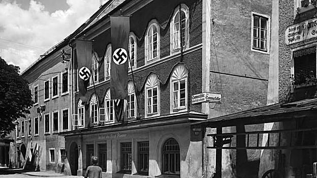 Imagen antes - En la primera imagen, la casa de Hitler, en una imagen de archivo; en la segunda, en la actualidad