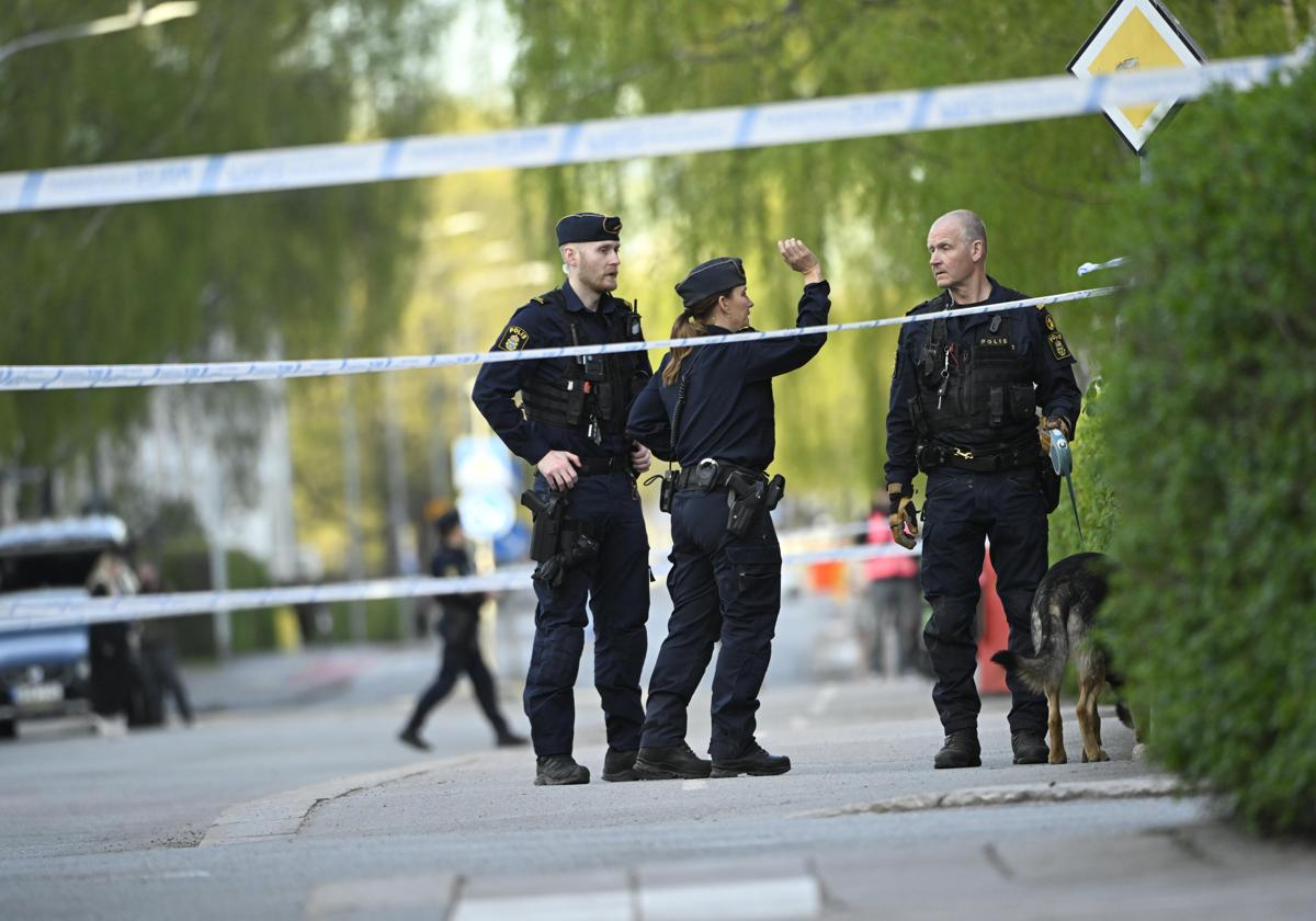 Los agentes de la Policía, acostumbrados ya a asesinatos como estos, acordonan la escena del crimen en Uppsala