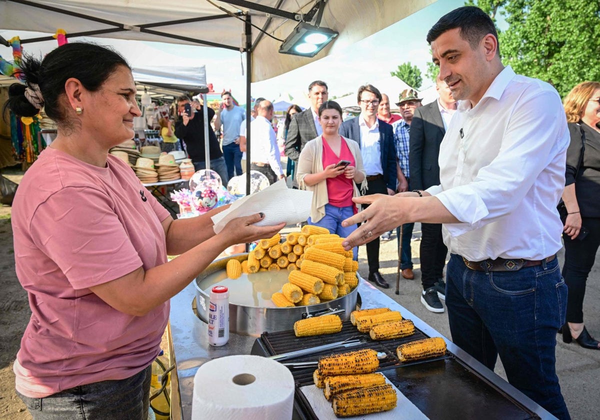 George Simion, celebrando el 1 de mayo en una feria en Bucarest