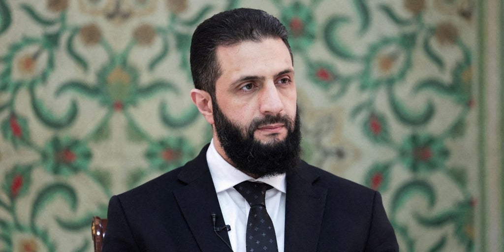 ¿Por qué usa un traje de talla más grande el nuevo presidente de Siria?