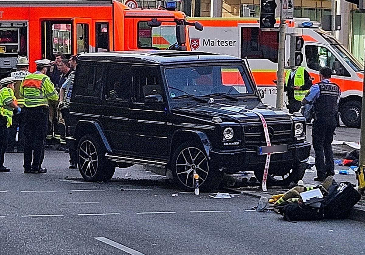 La policía acordona el coche que conducía el hombre detenido tras atropellar a varias personas