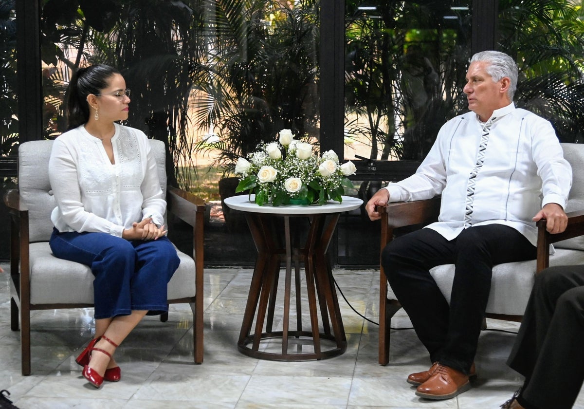 Carolina Rangel, con el presidente Miguel Díaz-Canel en La Habana