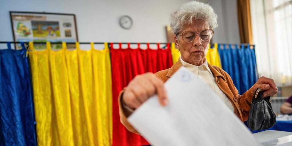 Los rumanos acuden a votar en la repetición de las presidenciales, pero con una participación más baja