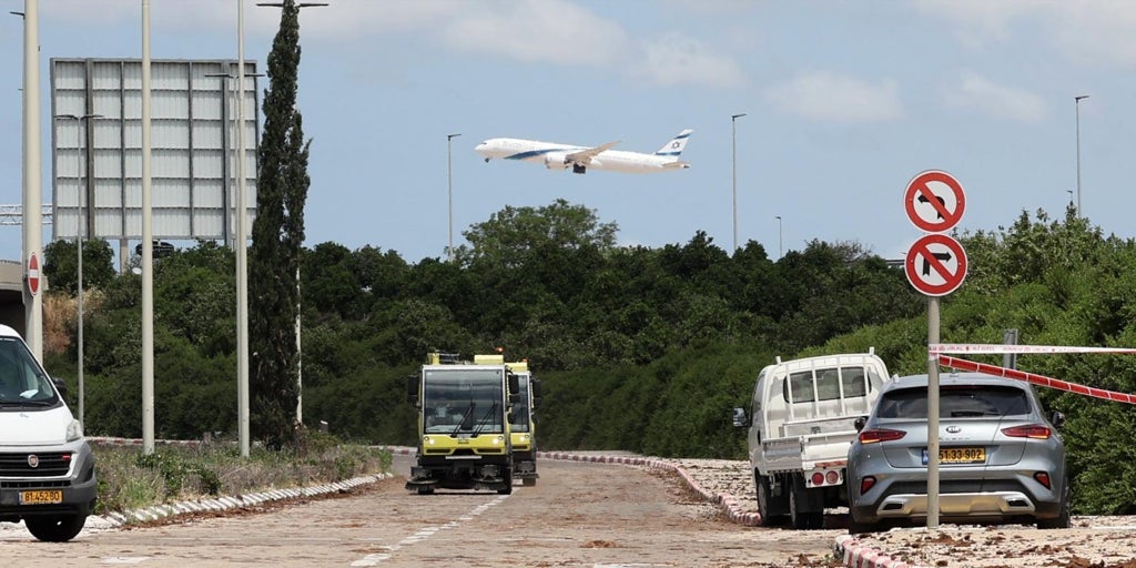 Al menos seis heridos tras impactar un misil de los hutíes cerca del aeropuerto de Tel Aviv