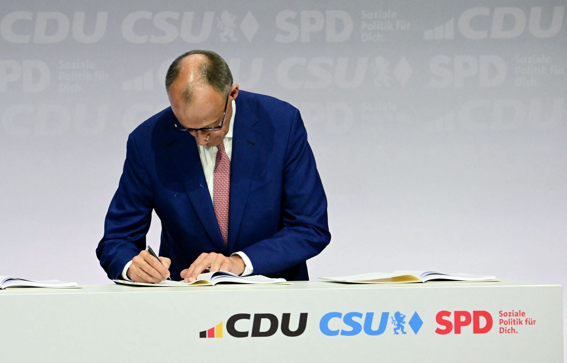 El conservador Merz firma con los socialdemócratas el acuerdo para una gran coalición en Alemania