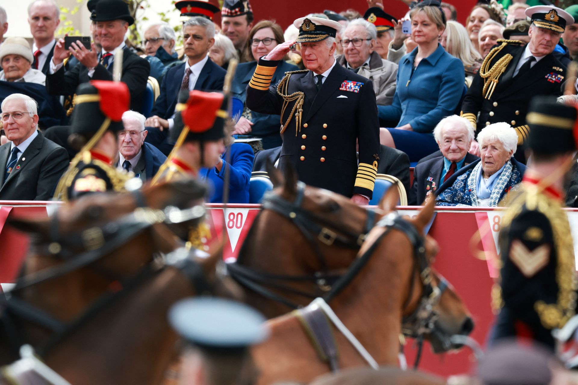 El rey Carlos de Gran Bretaña saluda durante el desfile de las fuerzas armadas y veteranos