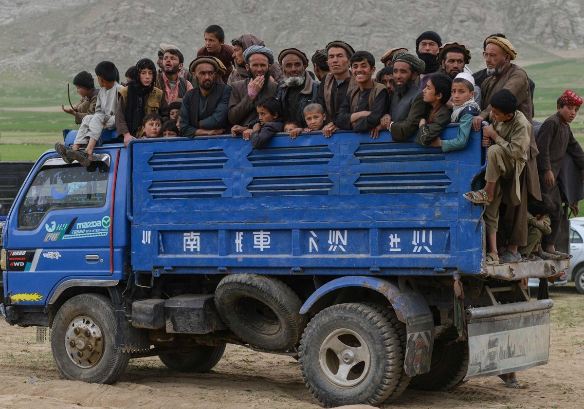 Decenas de miles de refugiados afganos están volviendo a su país desde Pakistán por la amenaza de deportación