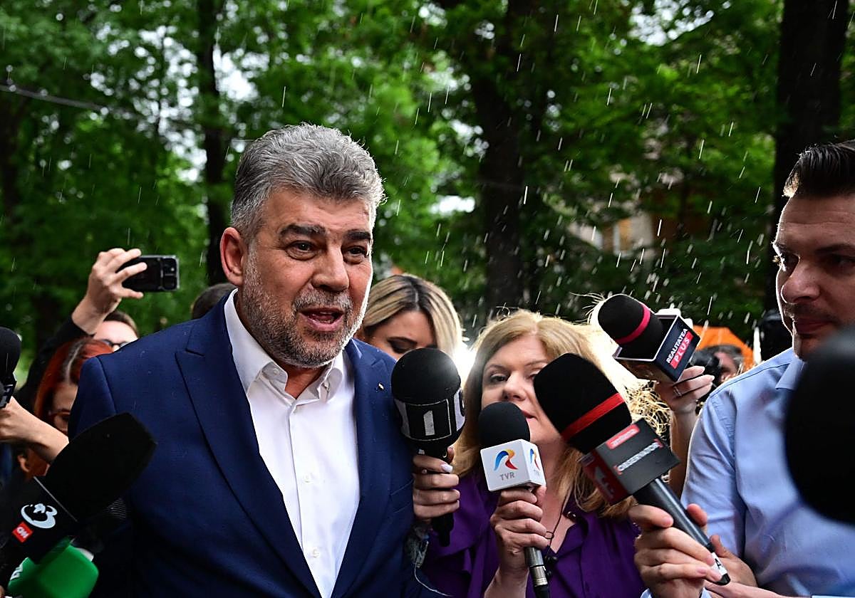 El primer ministro rumano y presidente del partido socialdemócrata (PSD), Marcel Ciolacu, anuncia su dimisión