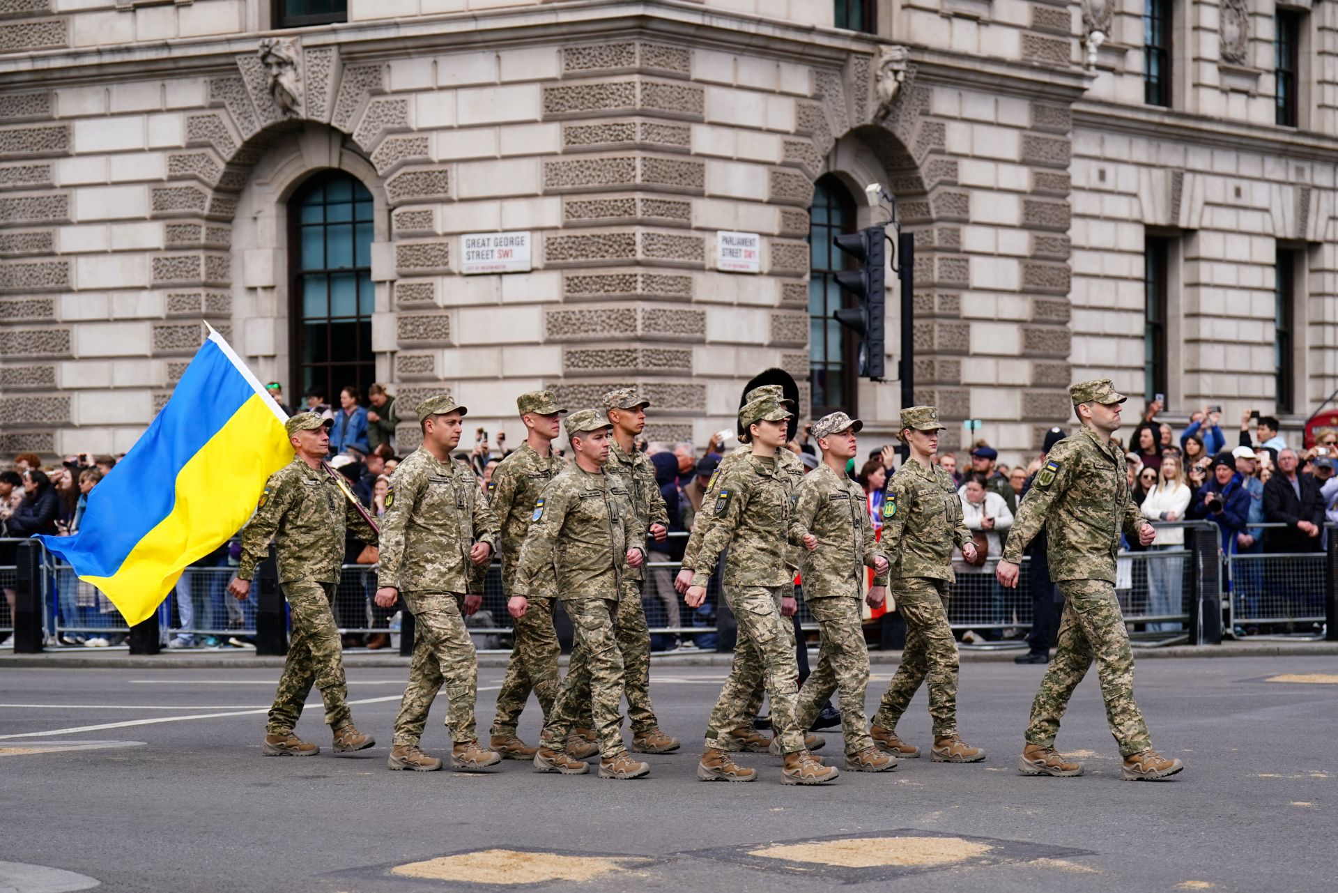 Miembros del ejército ucraniano marchan frente a la Plaza del Parlamento en el centro de Londres