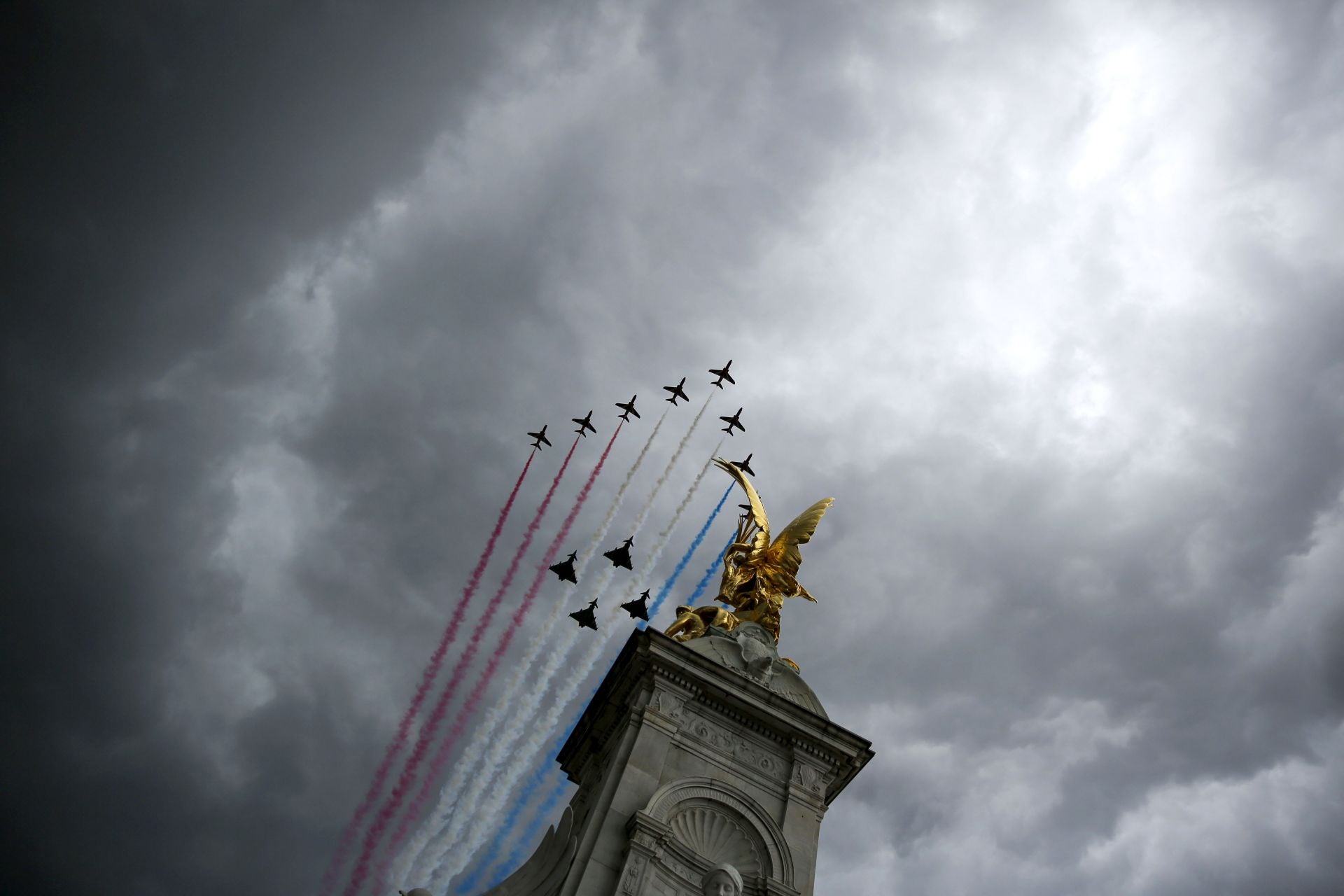 El desfile aéreo de los Red Arrows de la Royal Air Force para conmemorar el 80 aniversario de la Victoria de Europa