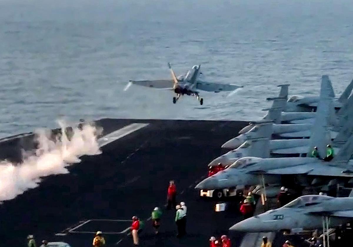 Un F/A-18 realiza una maniobra en el portaaviones.