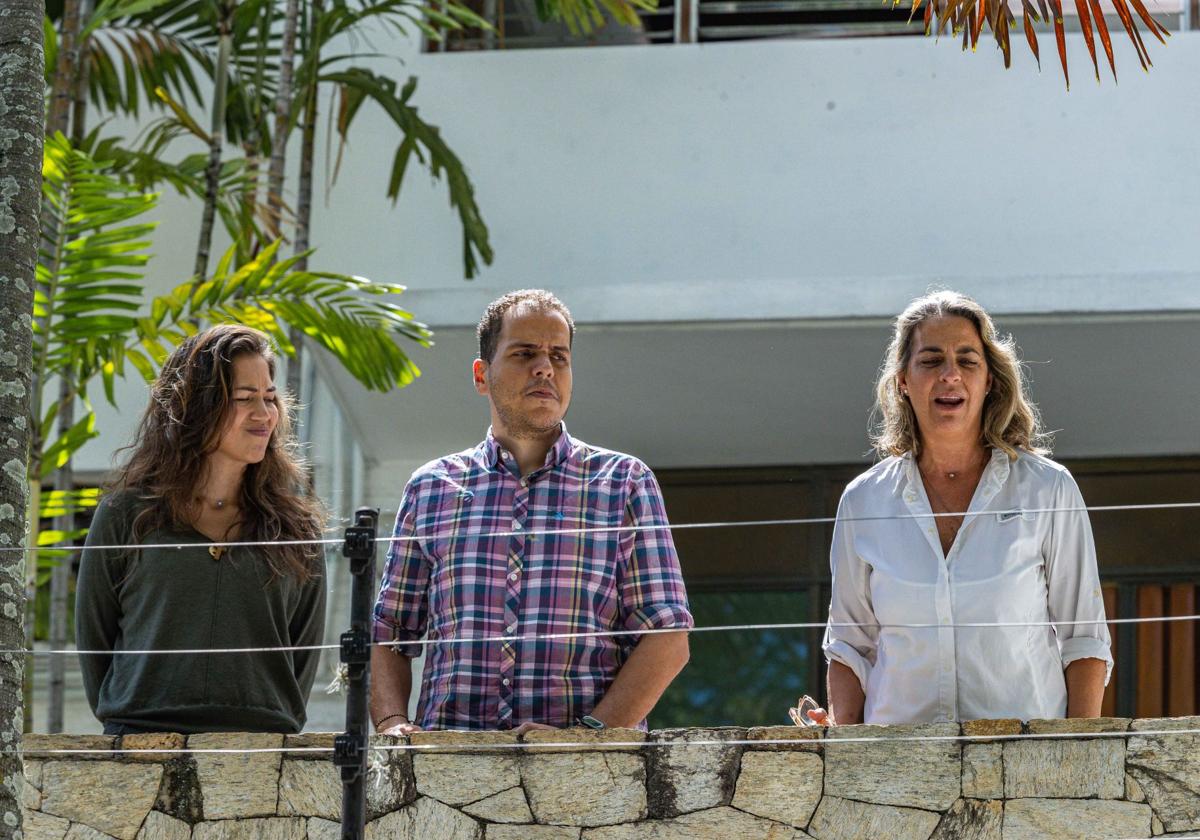 Fotografía de archivo del 1 de agosto de 2024 de los opositores venezolanos Claudia Macero (i), Pedro Uchurrurtu (c) y Magalli Meda, asilados en la Embajada de Argentina en Caracas