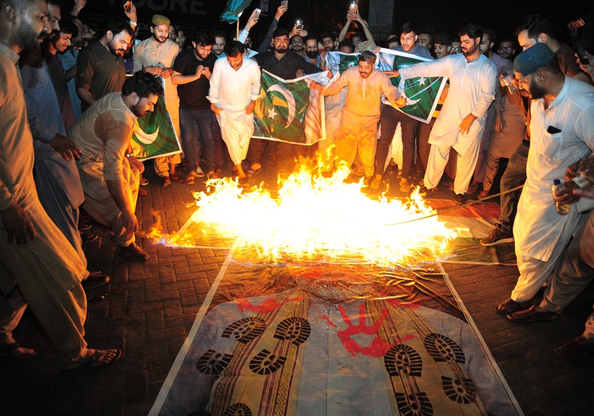 Un grupo de manifestantes en Pakistán quema el retrato del primer ministro de la India