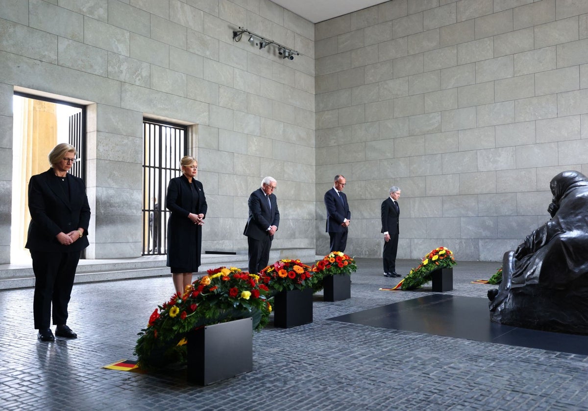 Ceremonia de colocación de coronas florales en conmemoración del 80 aniversario del fin de la Segunda Guerra Mundial en el monumento conmemorativo de Neue Wache, en Berlín