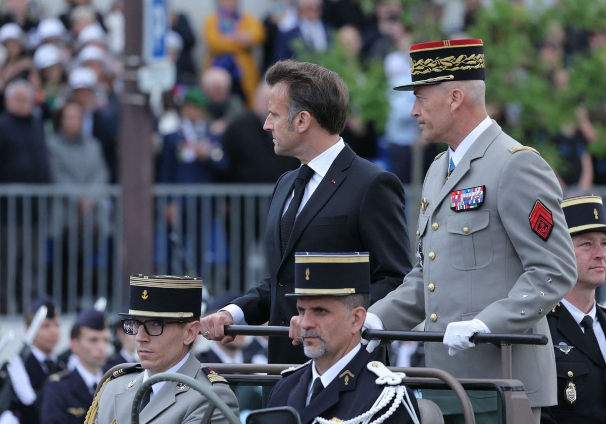 El presidente de Francia, Emmanuel Macron (izq.), y el jefe del Estado Mayor de la Defensa