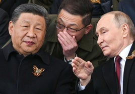 Putin saca músculo militar frente a Ucrania y exhibe su alianza con China
