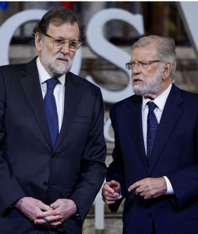 Imagen secundaria 2 - Arriba, foto de familia presidida por el Rey y el galardonado, Borrel. Abajo, Javier Solana saluda al exministro de Exteriores cariñosamente. A la derecha, Rajoy e Ibarra, expresidente de la Junta