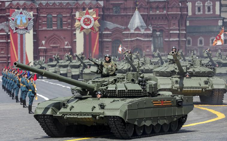 Imagen principal - Desfile del Día de la Victoria en Moscú: un tanque en la primera imagen, marcha de soldados rusos en la segunda y la exposición de misiles rusos en la tercera foto.