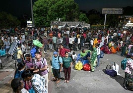 Personas llegan a un tren esperando fuera de la estación de tren de Jammu Tawi, en Jammu, el 10 de mayo de 2025, en medio de las tensiones fronterizas