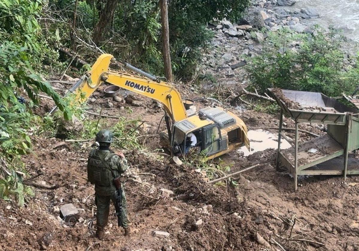 Militares ecuatorianos realizan un golpe contra la minería ilegal