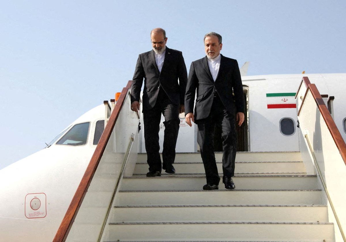 El ministro de Asuntos Exteriores iraní, Abbas Araghchi, llega antes de las negociaciones con Estados Unidos en Mascate.